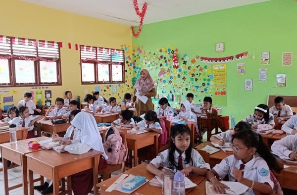 Saat Guru Belajar dari Muridnya: Perjalanan Juliawati Menemukan Disiplin Positif