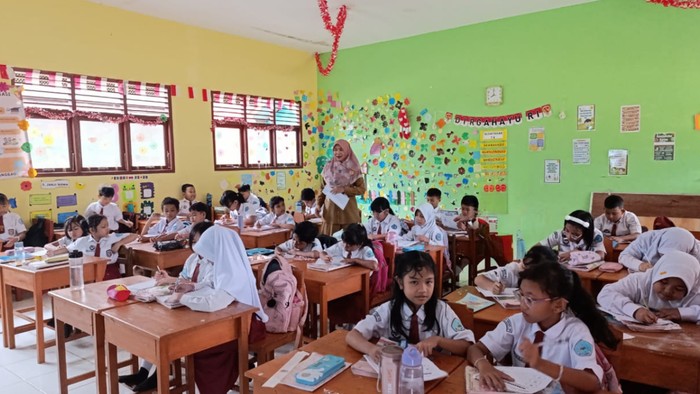 Saat Guru Belajar dari Muridnya: Perjalanan Juliawati Menemukan Disiplin Positif